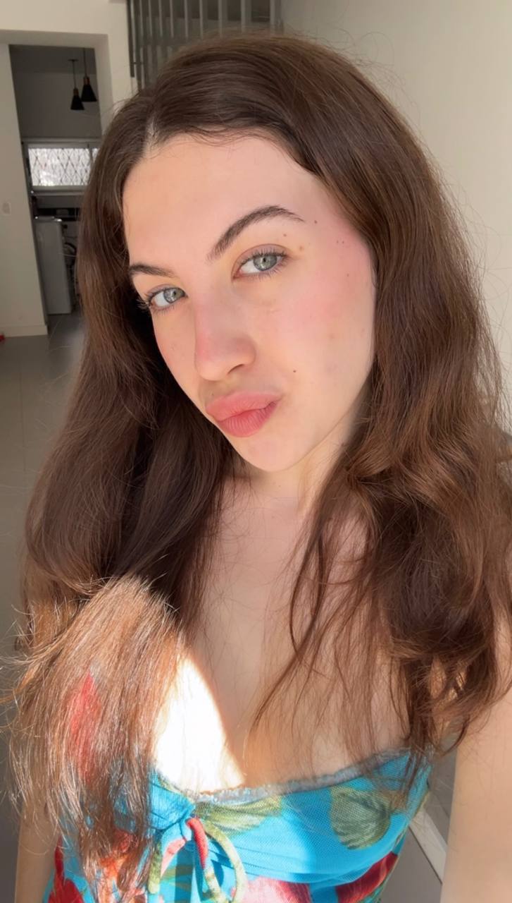 Nude girl Amber in Damascus