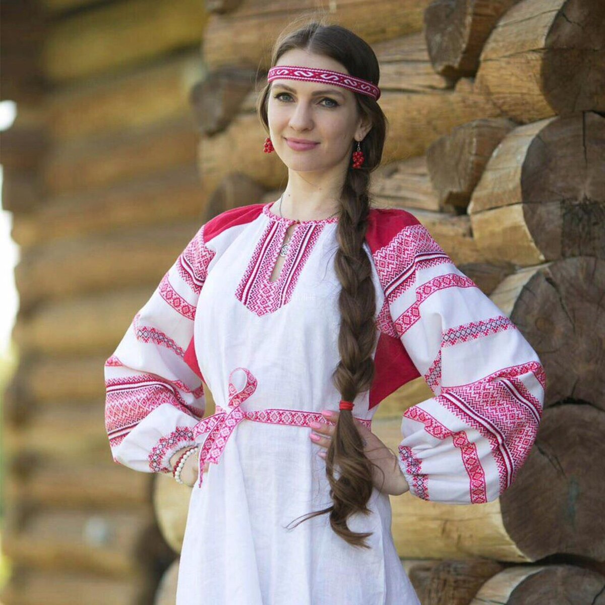 Girls in Slavic costumes in Damascus