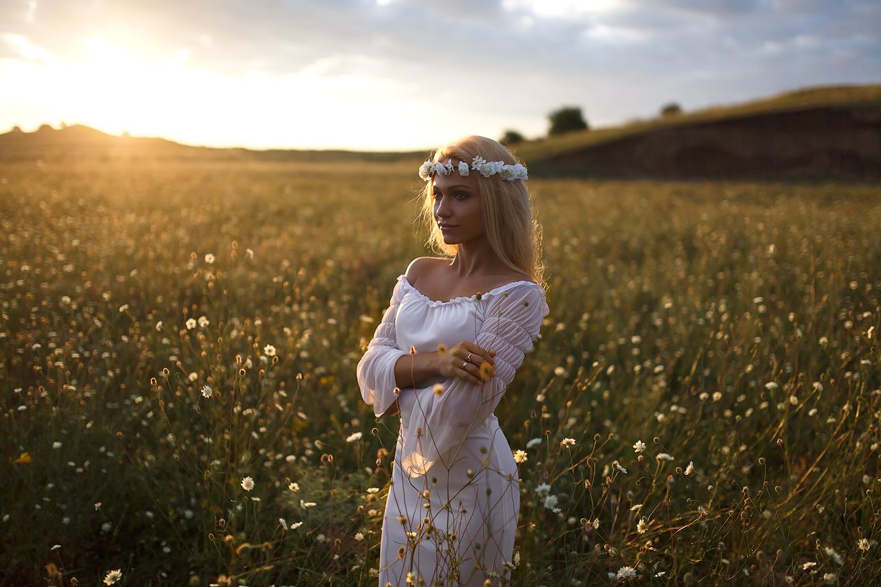 Girls in Slavic costumes in Damascus