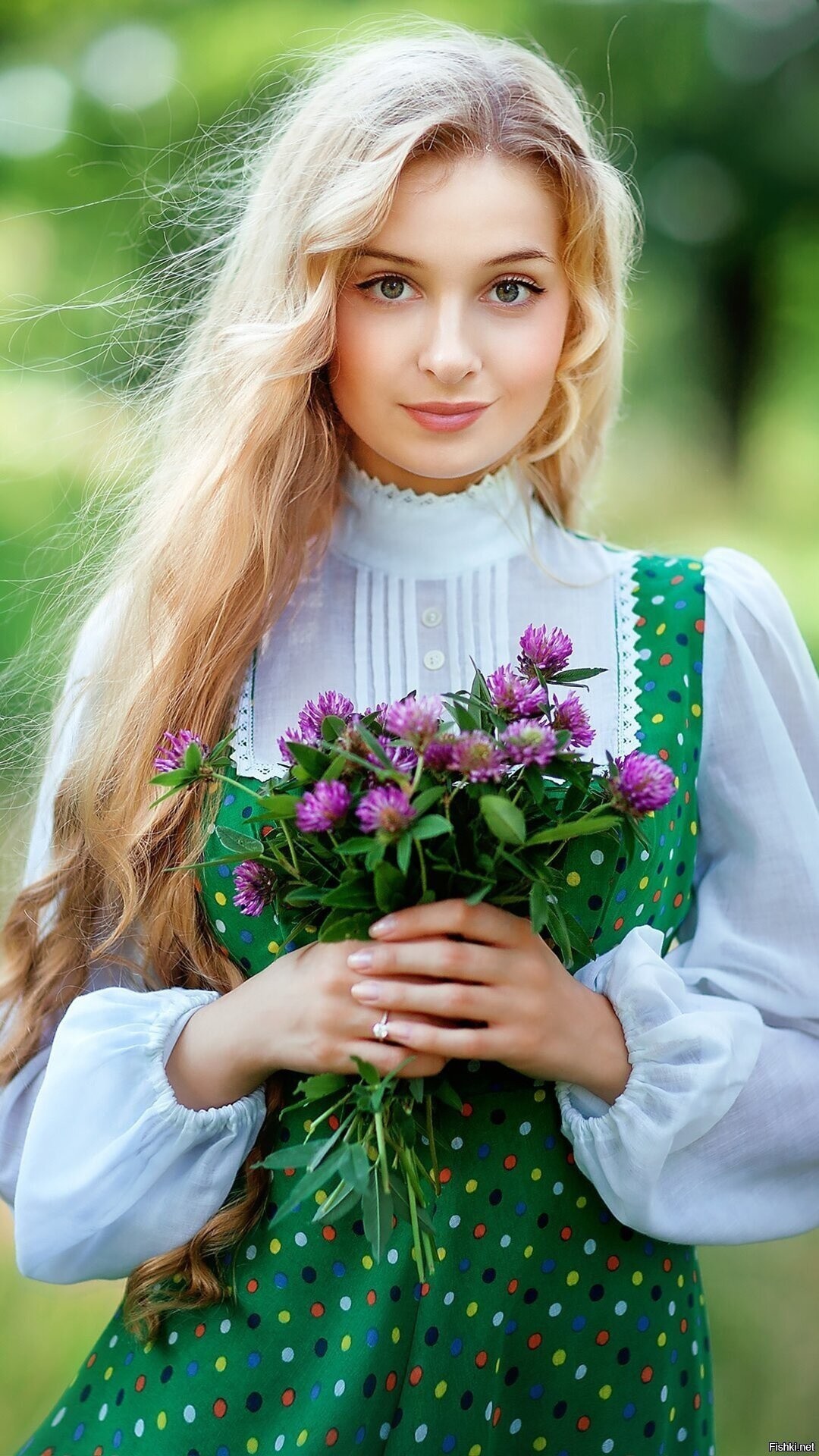 Girls in Slavic costumes in Damascus